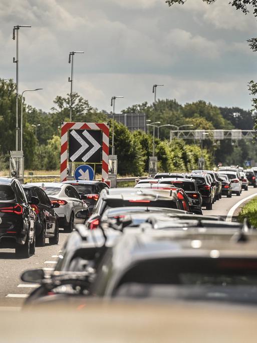 Autos stehen auf einer Autobahn.