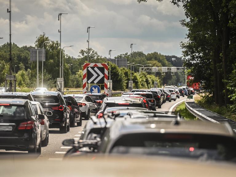 Autos stehen auf einer Autobahn.