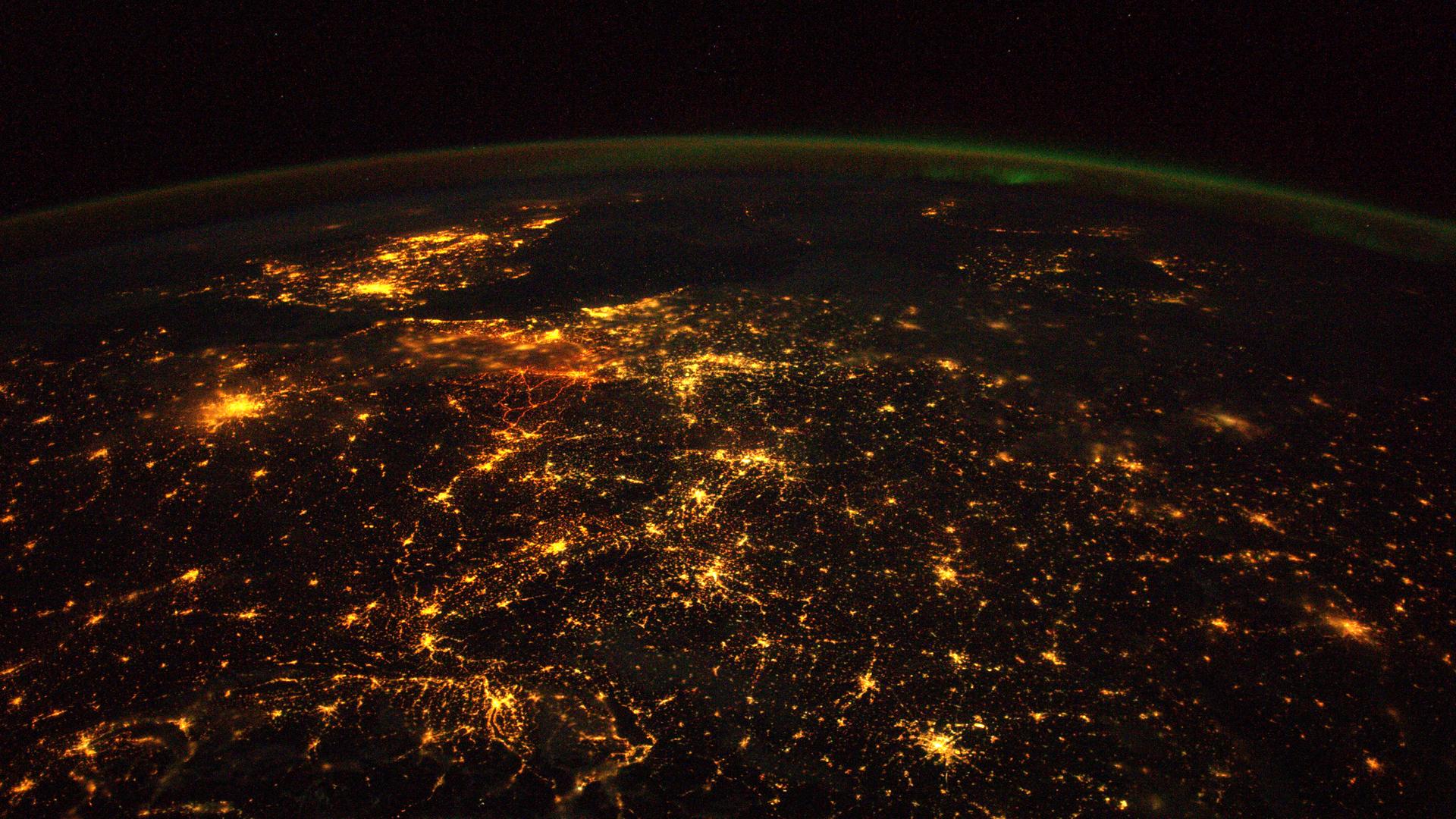 Europa – hier aufgenommen von Alexander Gerst von der ISS – ist nachts viel zu hell erleuchtet (links oben ist England zu erkennen)