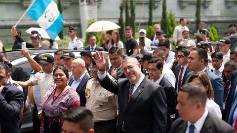 Der guatemaltekische Präsident Bernardo Arevalo winkt seinen Anhängern zu, auf dem Weg vom Nationalpalast zum Kongress in Guatemala-Stadt am 6. Mai 2024. 