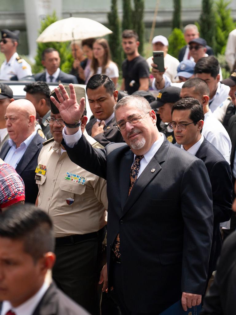Der guatemaltekische Präsident Bernardo Arevalo winkt seinen Anhängern zu, auf dem Weg vom Nationalpalast zum Kongress in Guatemala-Stadt am 6. Mai 2024. 