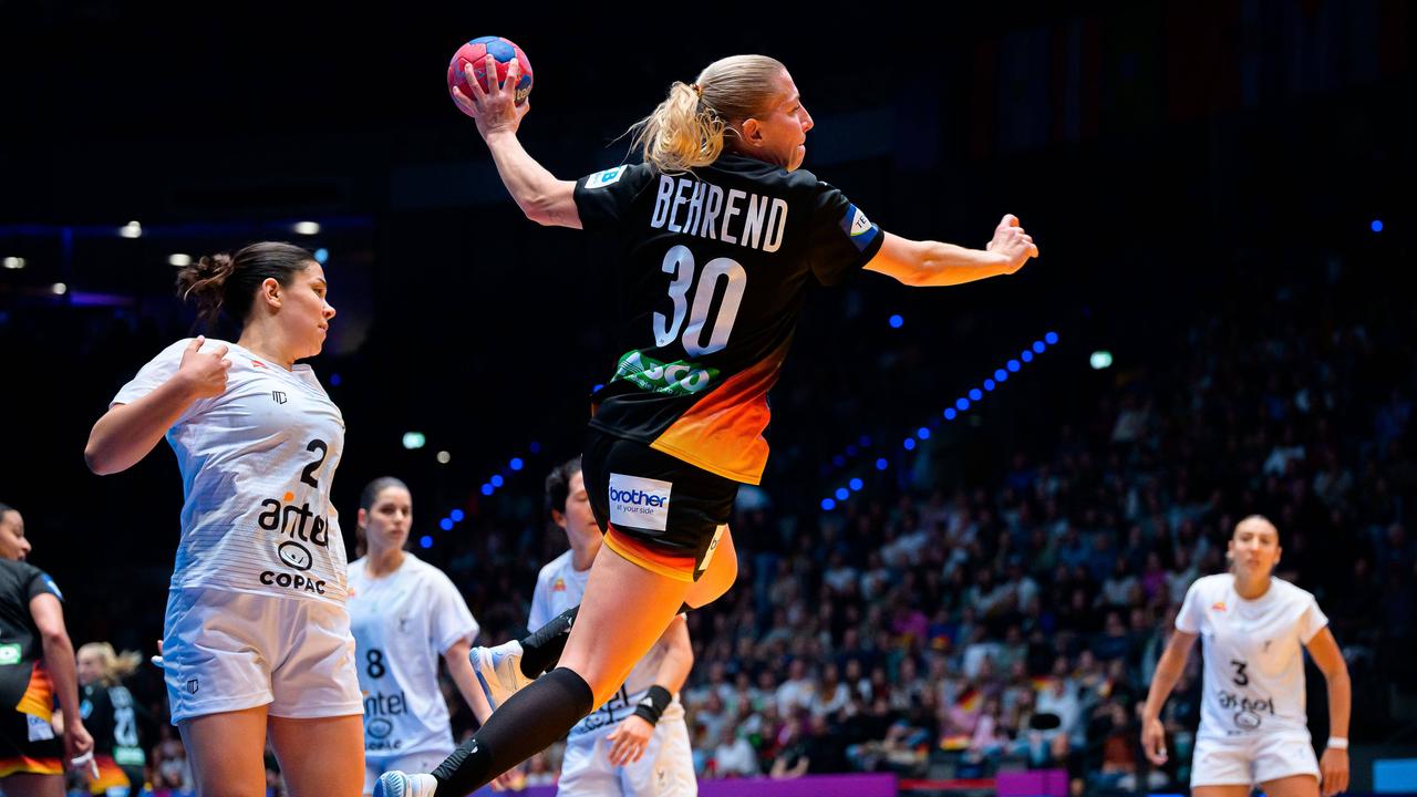 Die deutsche Handballerin Jenny Behrend springt hoch und wirft den Ball.