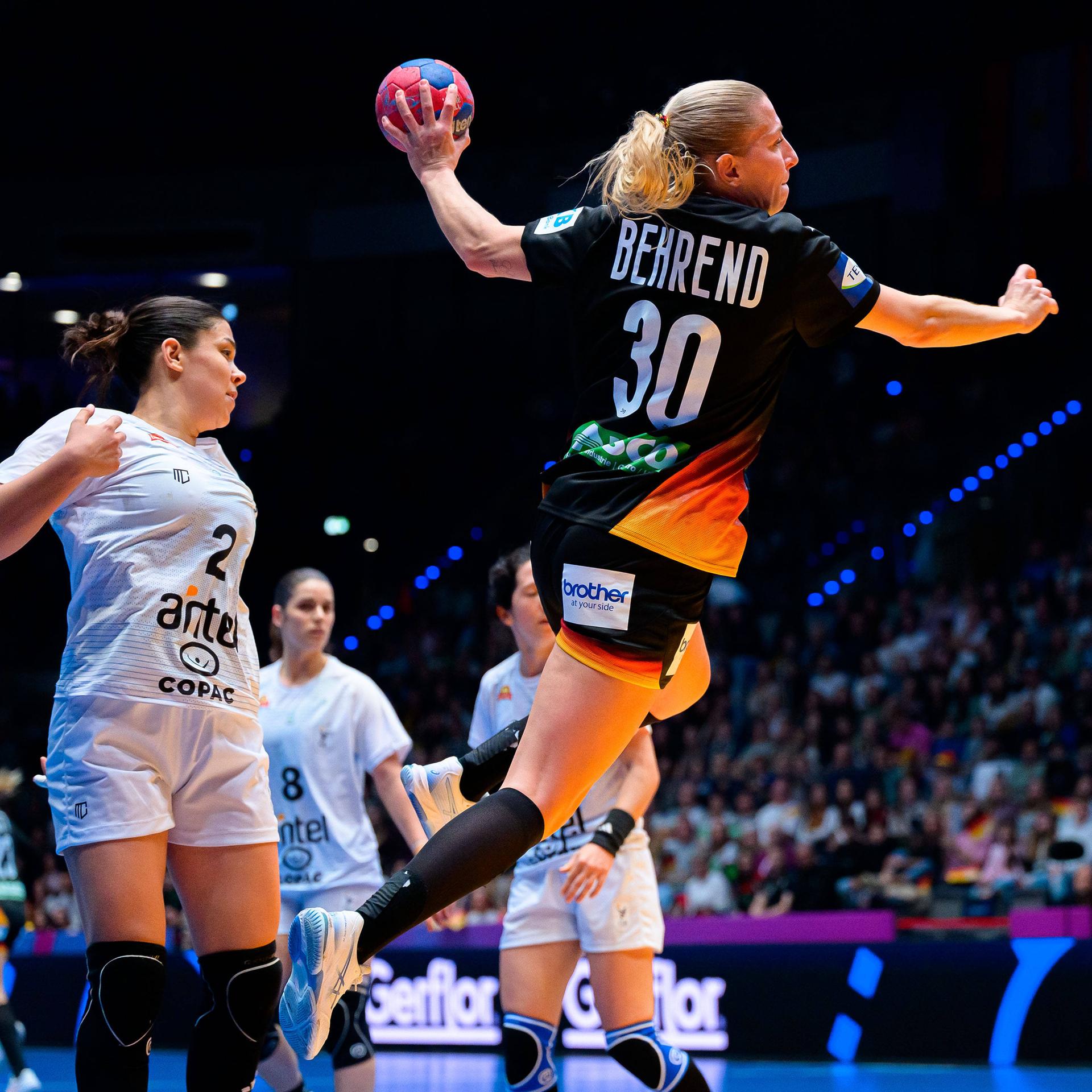 Stuttgart - Deutsche Handballerinnen gewinnen bei der WM gegen Uruguay