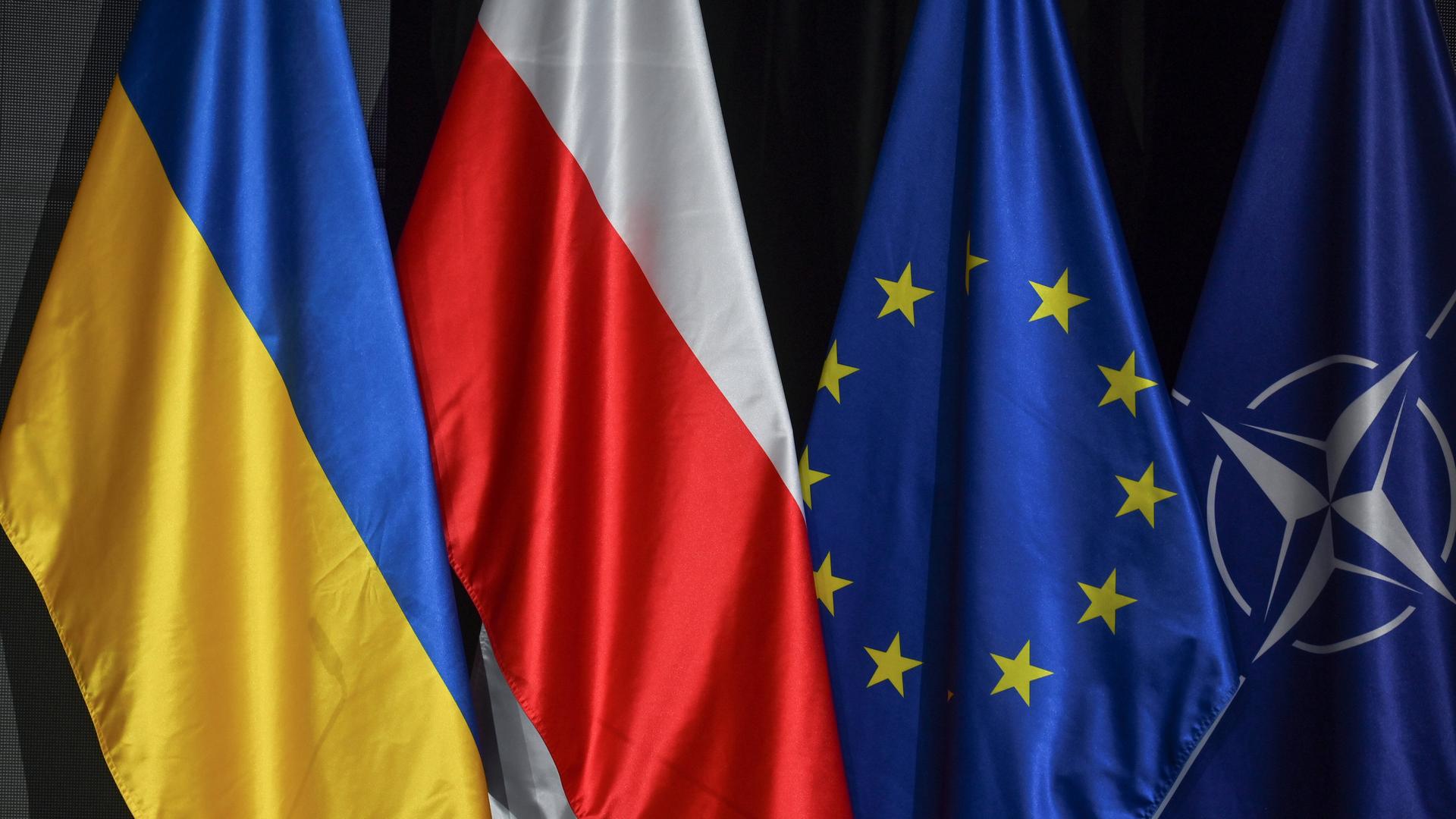 Die Flaggen von Polen, der Europäischen Union und der NATO nebeneinander.