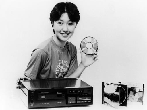 Ein Model präsentiert im September 1982 in Japan die neuesten Produkte der Sony Corporation: CD-Player und Compact Discs. Sie kamen im Oktober 1982 in den Handel