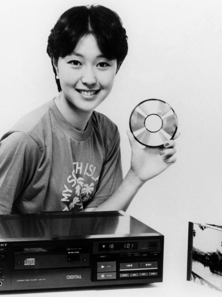 Ein Model präsentiert im September 1982 in Japan die neuesten Produkte der Sony Corporation: CD-Player und Compact Discs. Sie kamen im Oktober 1982 in den Handel