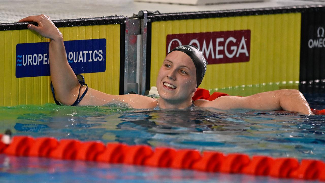 Schwimmerin Isabel Gose ist am Beckenrand im Wasser und freut sich.