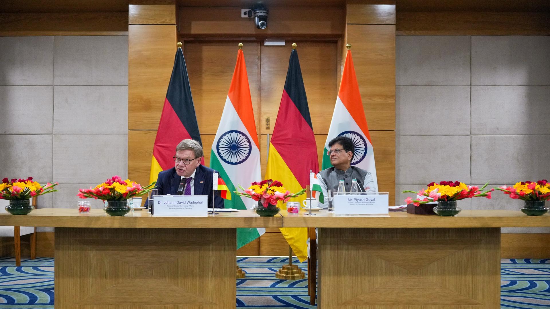 Neu Delhi: Bundesaußenminister Johann Wadephul (l, CDU) spricht im Handelsministerium während eines gemeinsamen Statements mit Piyush Goyal (r), Indiens Minister für Handel und Industrie.