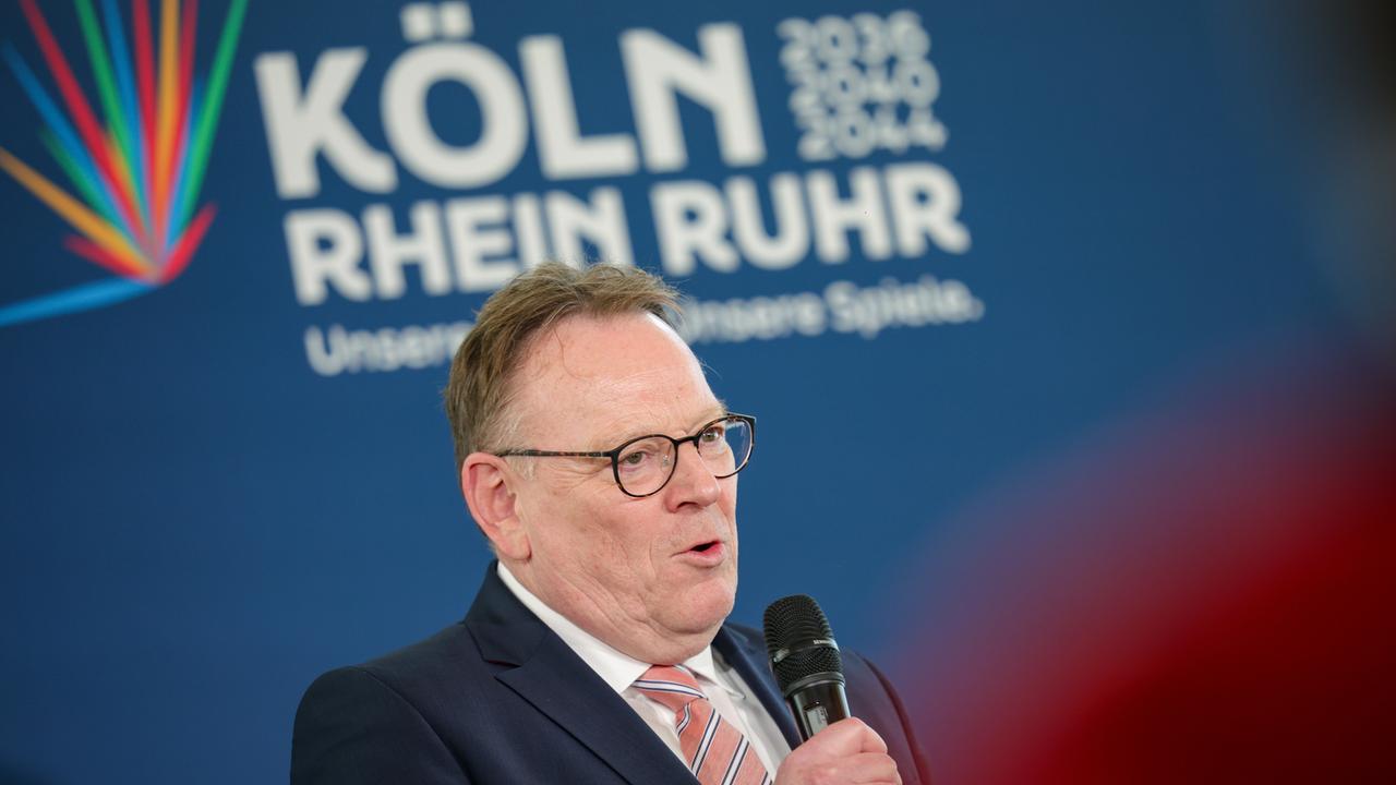 Torsten Burmester (SPD), Oberbürgermeister der Stadt Köln, spricht auf der Bühne in Köln. 