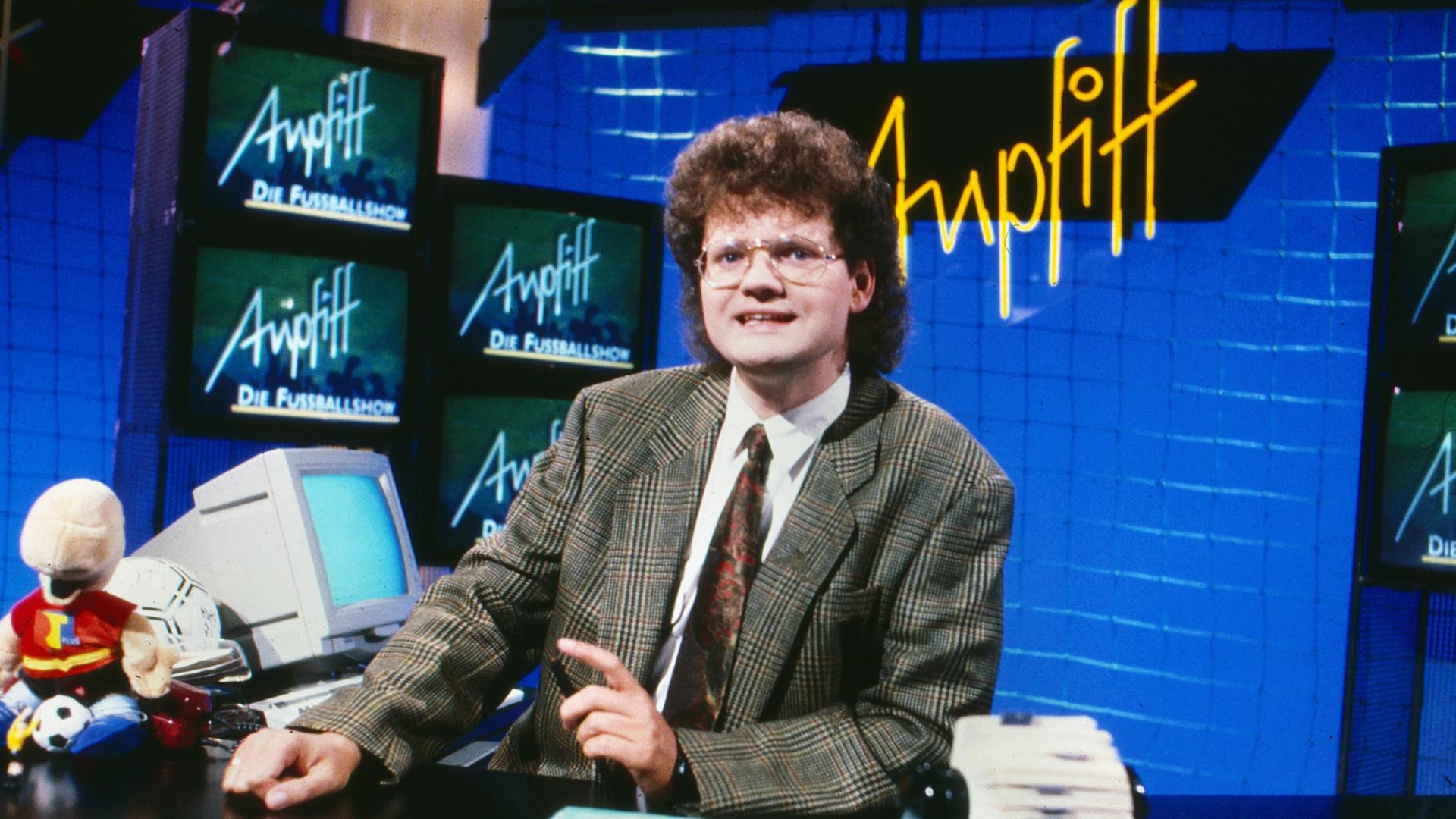 Ulrich Ulli Potofski, deutscher Sportmoderator, in der RTL Sportsendung "Anpfiff", Deutschland um 1988.