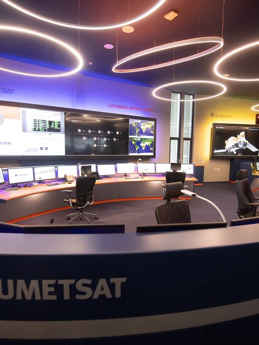 Längerfristige Wettervorhersagen sollen durch die neuen Satelliten genauer werden. Im Bild: Eumetsat-Kontrollraum für den niedrigen Orbit. Die Eumentsat ist eine zwischenstaatliche Organisation und betreibt die Wettersatelliten.