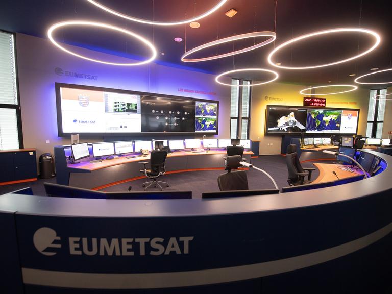Längerfristige Wettervorhersagen sollen durch die neuen Satelliten genauer werden. Im Bild: Eumetsat-Kontrollraum für den niedrigen Orbit. Die Eumentsat ist eine zwischenstaatliche Organisation und betreibt die Wettersatelliten.