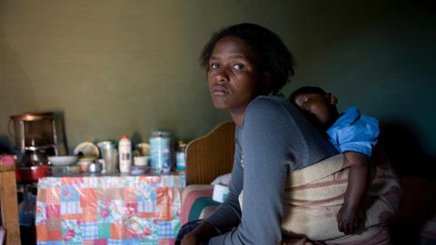 Mathato Notsi (29) ist nachdenklich gestimmt, nachdem sie ihrem zehn Monate alten Baby Mpho seine morgendliche Dosis antiretroviraler Medikamente gegeben hat. 