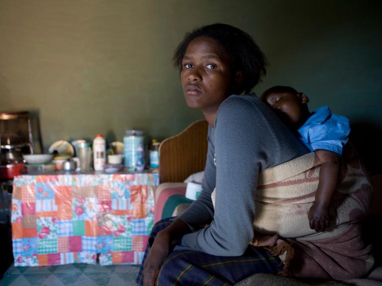 Mathato Notsi (29) ist nachdenklich gestimmt, nachdem sie ihrem zehn Monate alten Baby Mpho seine morgendliche Dosis antiretroviraler Medikamente gegeben hat. 