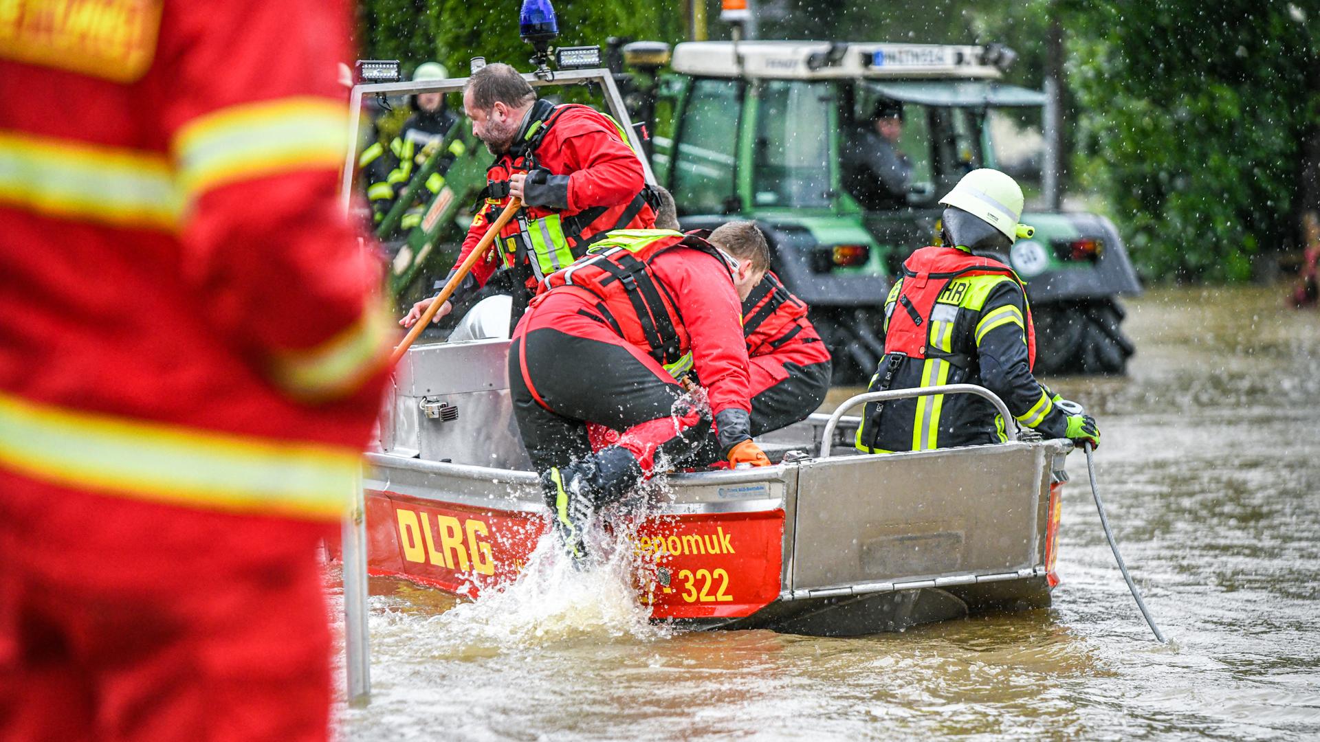 Angehörige der DLRG aus Memmingen fahren mit einem Boot zu Menschem in überschwemmten Wohnungen. Angehörige der DLRG aus Memmingen fahren mit einem Boot zu Menschem in überschwemmten Wohnungen.