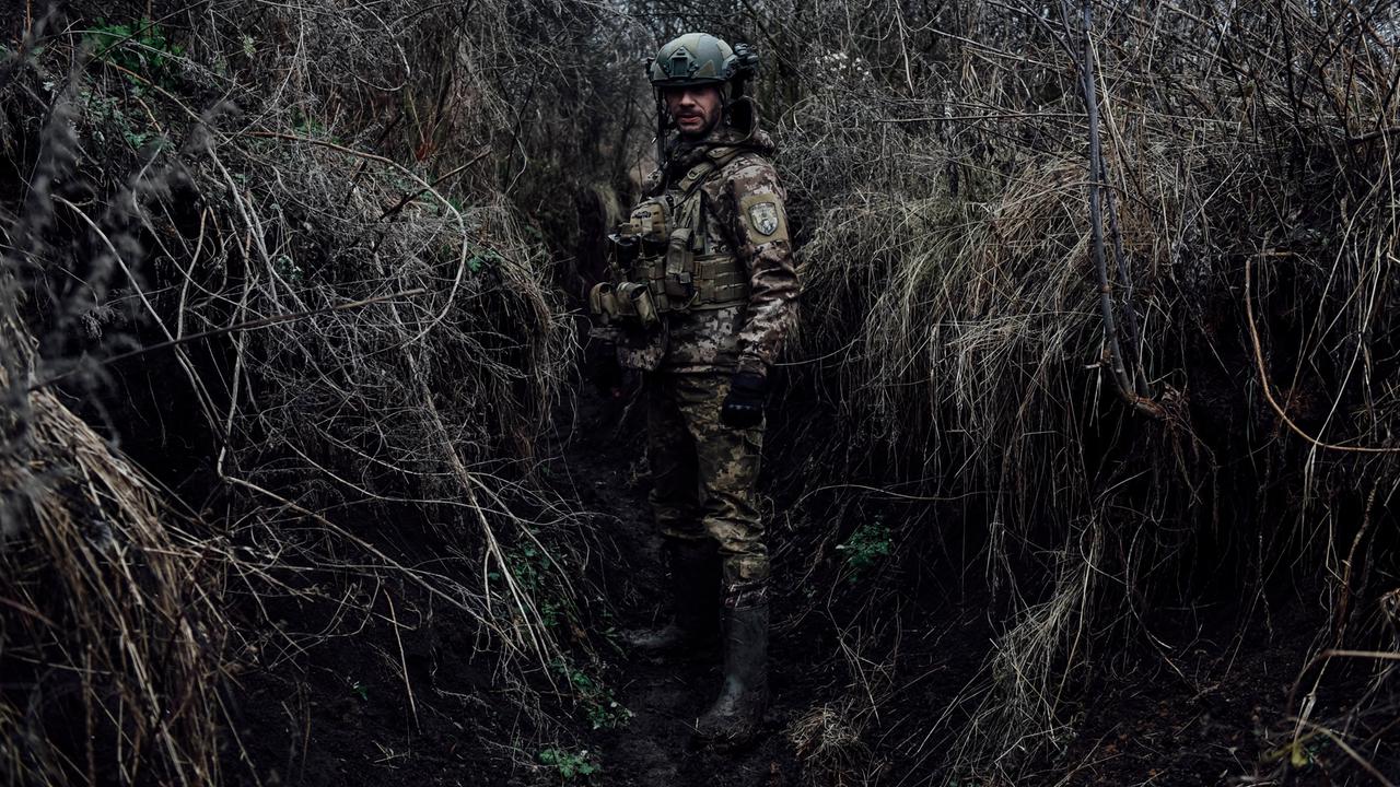 Ein ukrainischer Soldat an der Front. Aufgenommen am 29.11.2023.