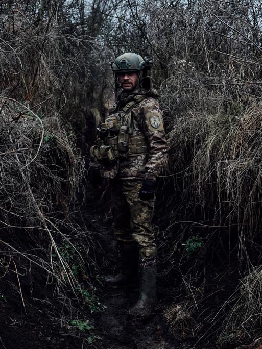 Ein ukrainischer Soldat an der Front. Aufgenommen am 29.11.2023.