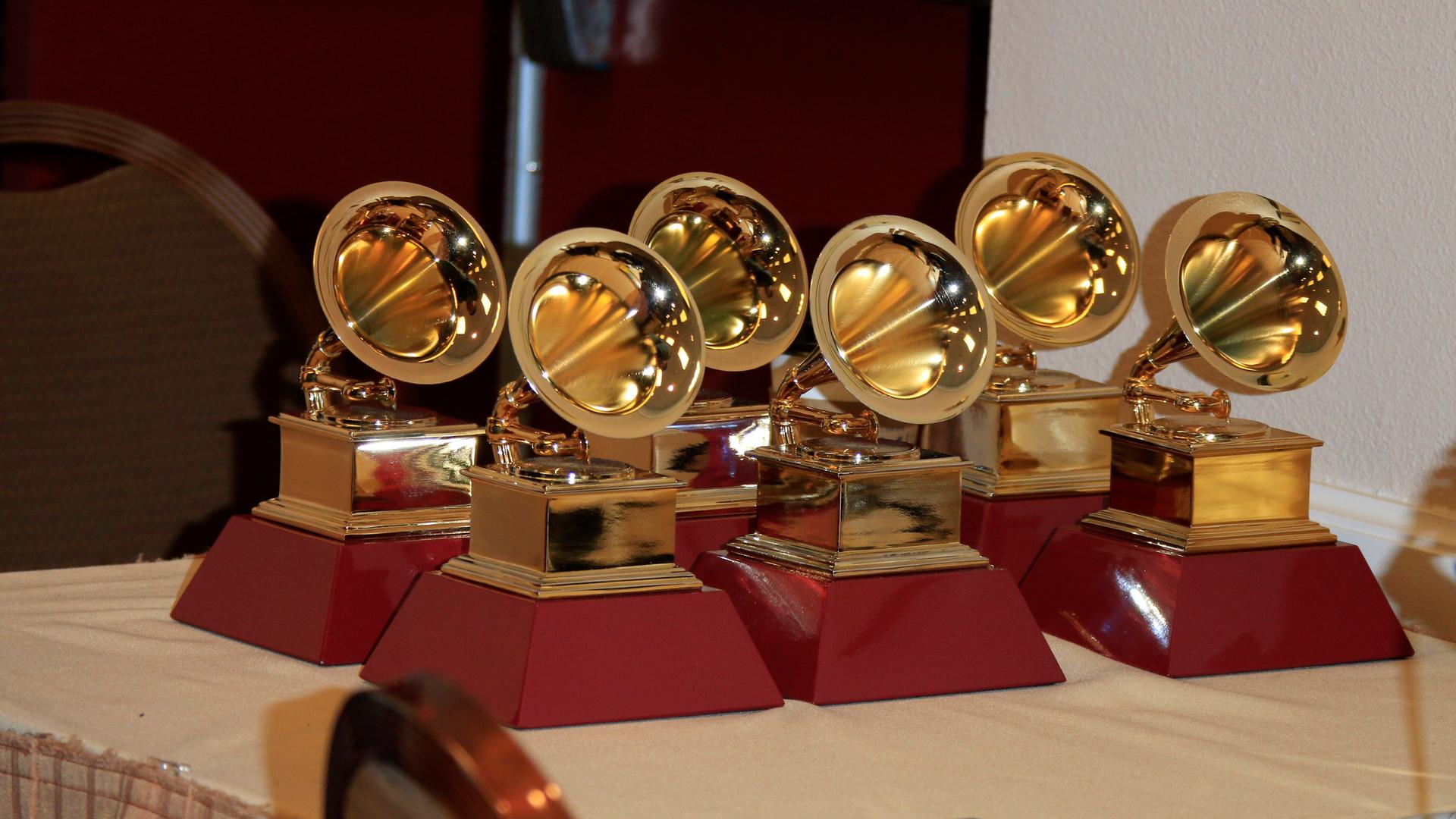 Sechs Grammys stehen auf einem Tisch. Sechs Grammys stehen auf einem Tisch.