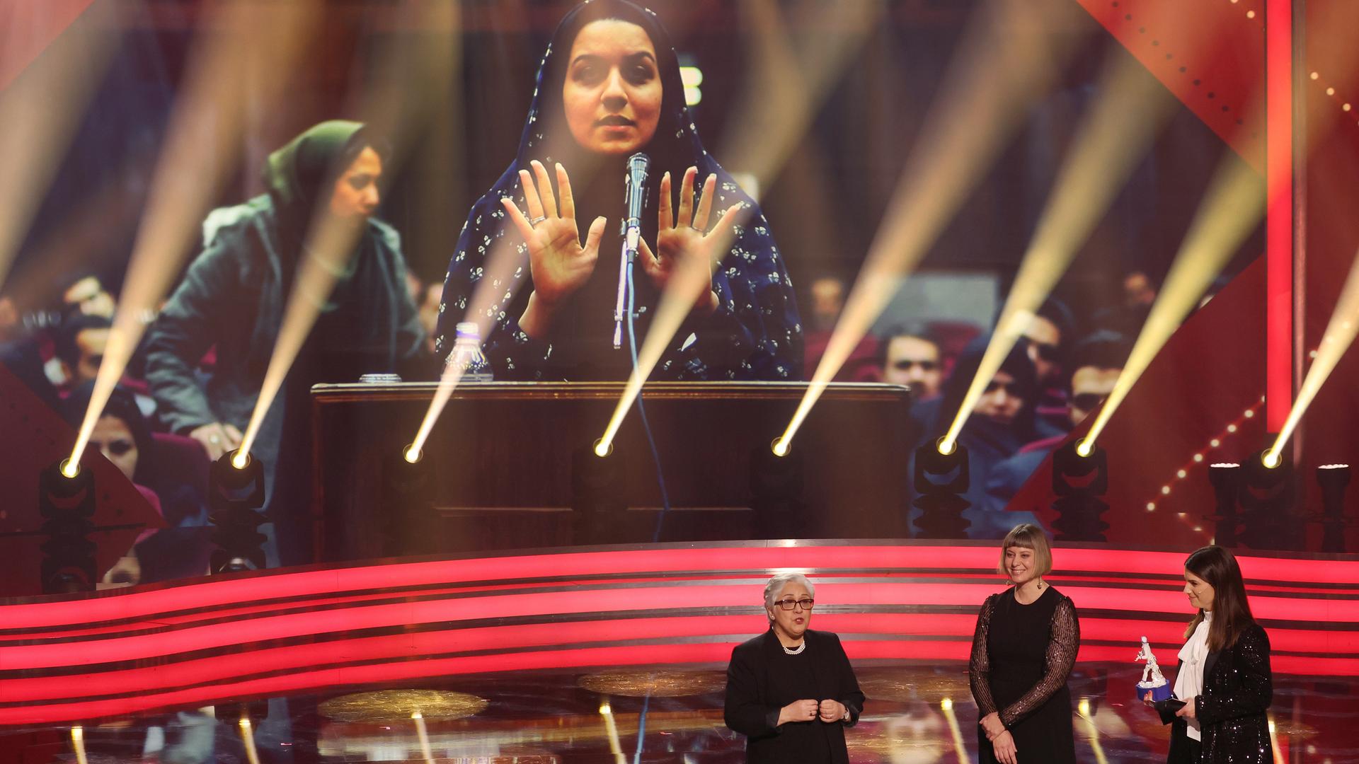 Für "Sieben Winter in Teheran" bekommt Steffi Niederzoll (M) den Dokumentarfilmpreis des Bayerischen Filmpreises auf der Bühne überreicht. Rechts steht Moderatorin Sandra Rieß mit dem Preis. Für "Sieben Winter in Teheran" bekommt Steffi Niederzoll (M) den Dokumentarfilmpreis des Bayerischen Filmpreises auf der Bühne überreicht. Rechts steht Moderatorin Sandra Rieß mit dem Preis.