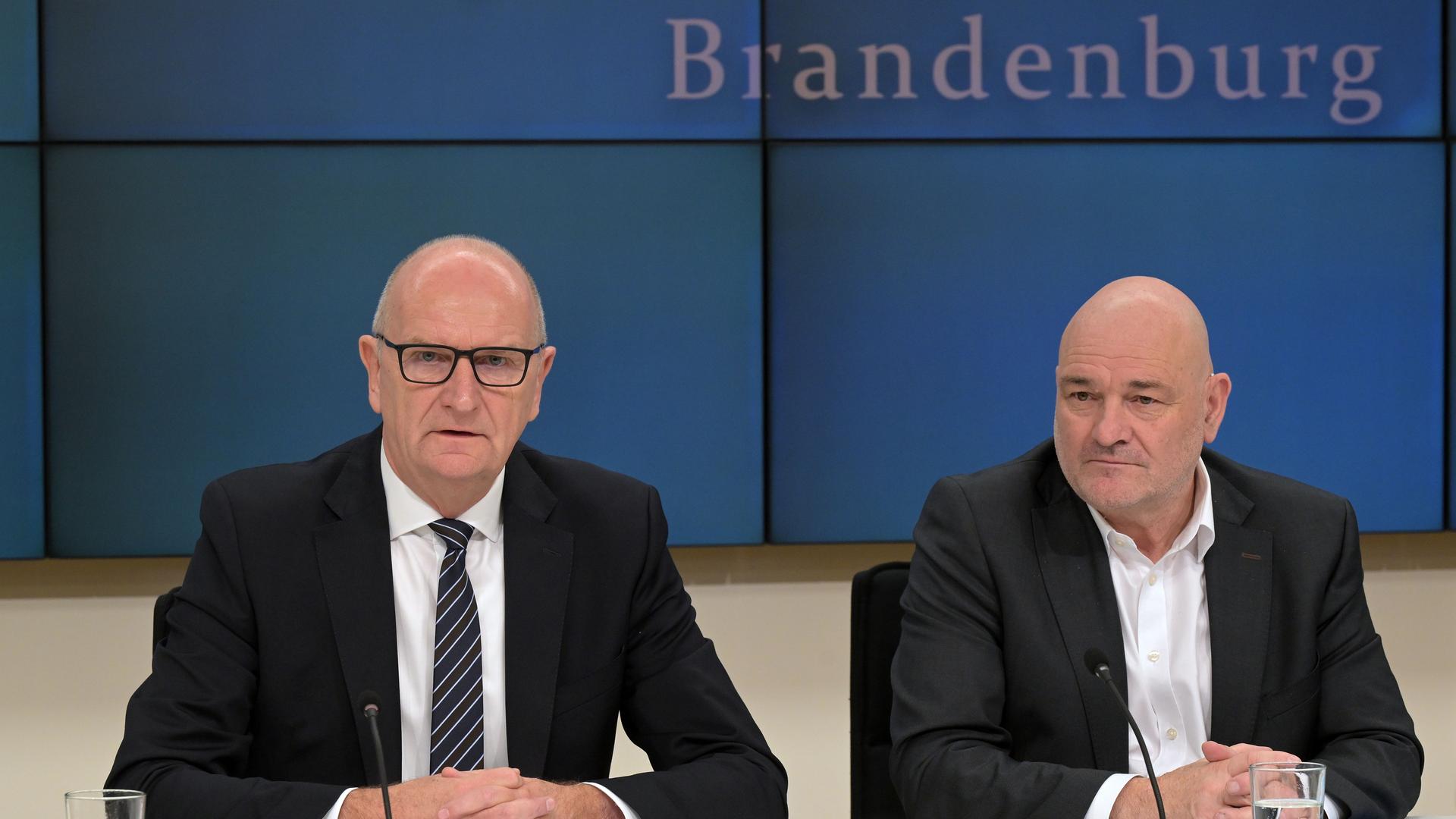 Potsdam: Dietmar Woidke (SPD, l), Ministerpräsident von Brandenburg, und Robert Crumbach (BSW), Fraktionsvorsitzender in Brandenburg, sprechen bei einer Pressekonferenz im Brandenburger Landtag zu Journalisten. 