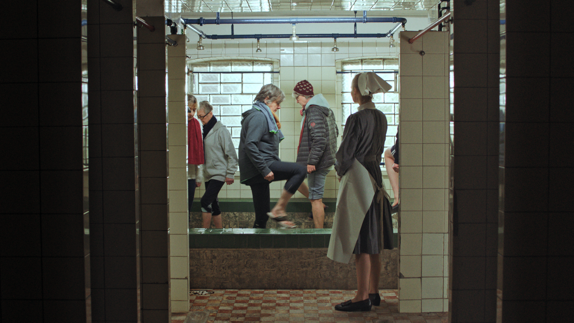 Eine Gruppe von Menschen beim "Wassertreten" im ehemaligen Kinderkurheim Johannaberg bei Detmold. Im Vordergrund eine Frau, die eine Schwesteruiform aus vergangenen Zeiten trägt
 Eine Gruppe von Menschen beim "Wassertreten" im ehemaligen Kinderkurheim Johannaberg bei Detmold. Im Vordergrund eine Frau, die eine Schwesteruiform aus vergangenen Zeiten trägt