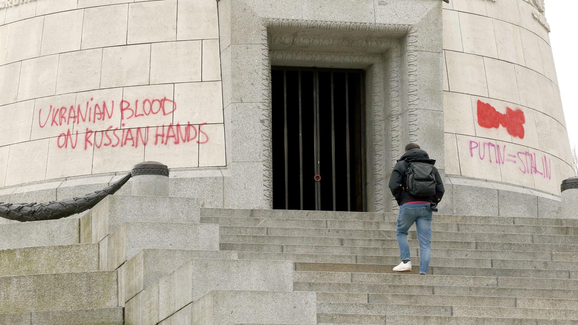 Das sowjetische Ehrenmal in Berlin mit der Aufschrift "Ukranian blood on russian hands" und "Putin = Stalin". Das sowjetische Ehrenmal in Berlin mit der Aufschrift "Ukranian blood on russian hands" und "Putin = Stalin".