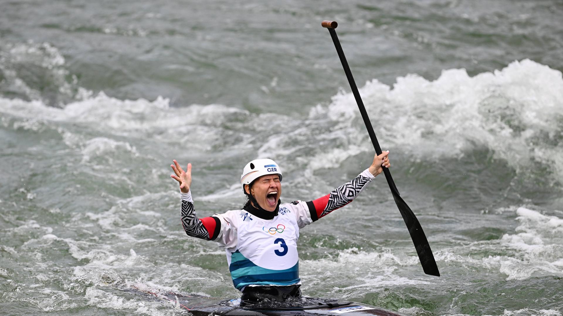 Elena Lilik nach der Zieldurchfart im Kanu-Slalom bei den Sommerspielen von Paris. Am Ende gewinnt sie die Silbermedaille.