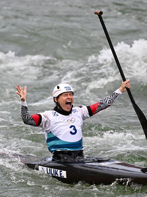 Elena Lilik nach der Zieldurchfart im Kanu-Slalom bei den Sommerspielen von Paris. Am Ende gewinnt sie die Silbermedaille.