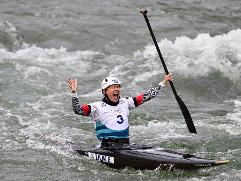 Elena Lilik nach der Zieldurchfart im Kanu-Slalom bei den Sommerspielen von Paris. Am Ende gewinnt sie die Silbermedaille.