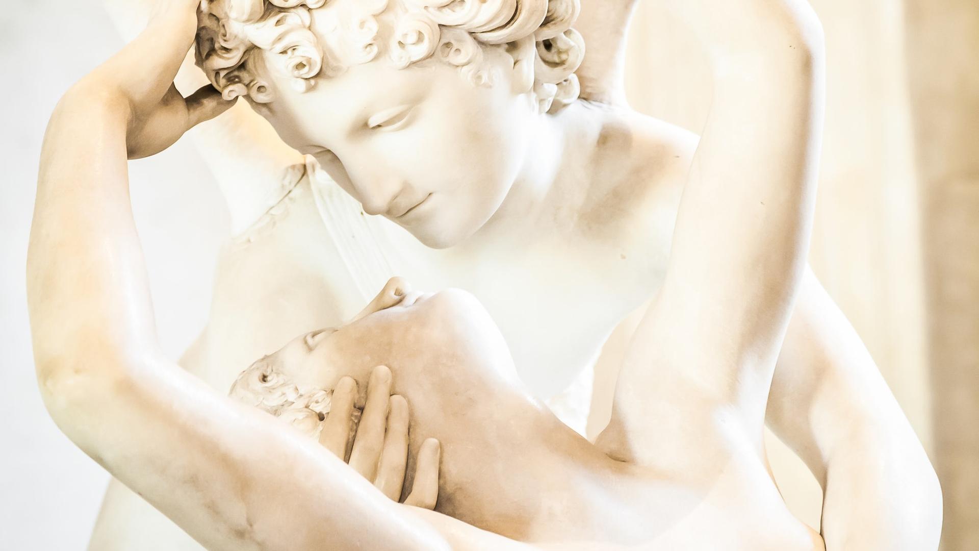 Antonio Canovas Statue "Amor und Psyche": Der geflügelte Amor beugt sich über die sterbliche Psyche und erweckt sie mit seinem Kuss.
