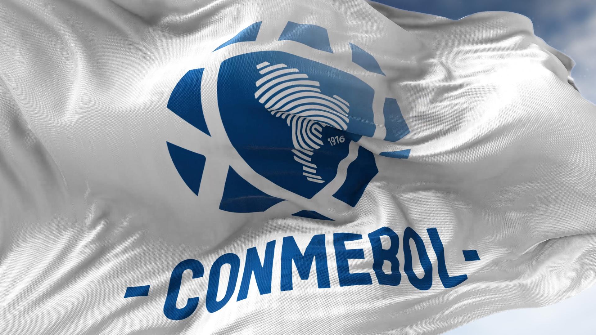 Das Foto zeigt eine weiße Fahne mit der Aufschrift CONMEBOL.