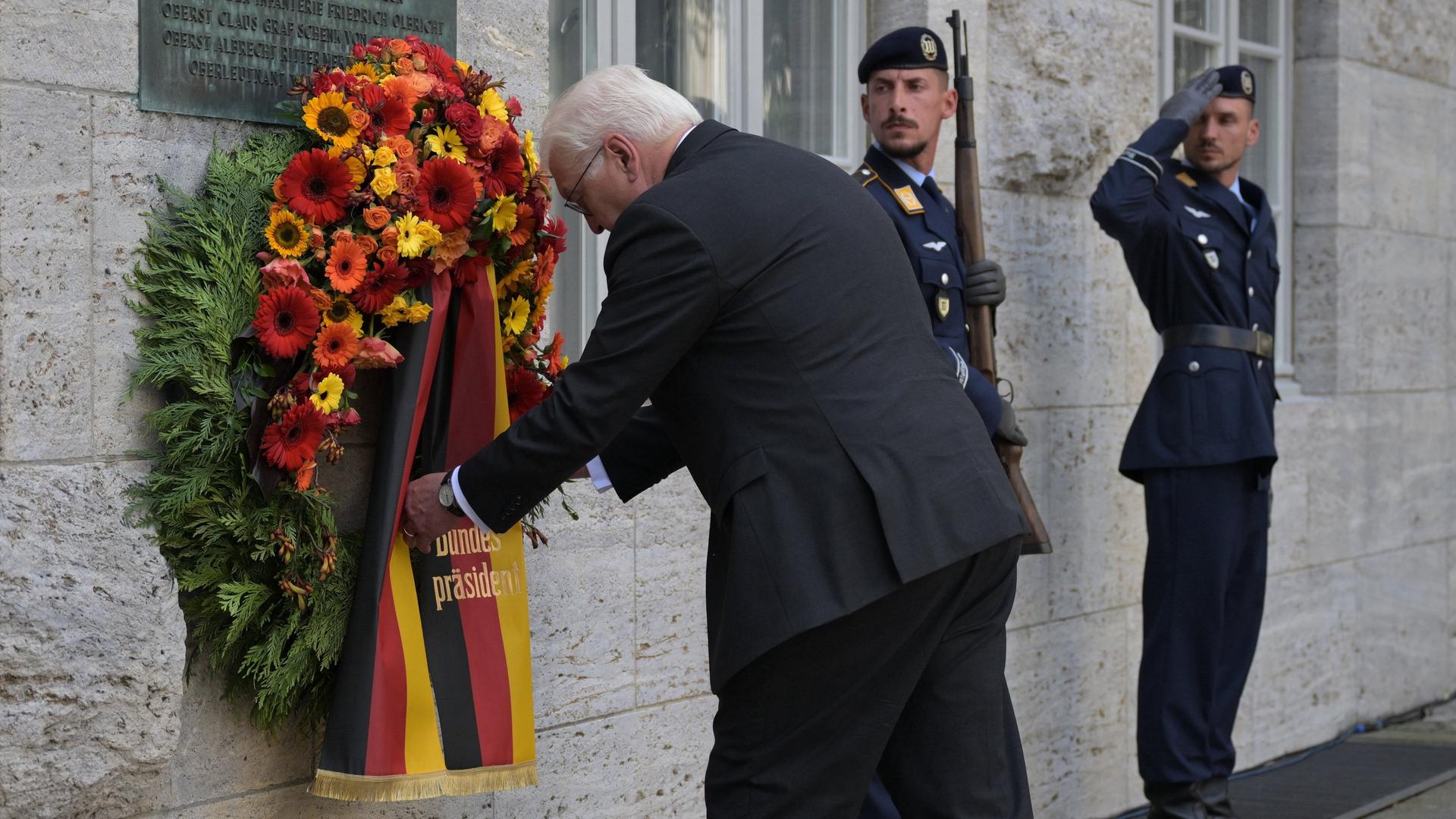 Bundespräsident Steinmeier richtet eine Schleife am Kranz auf einer Gedenkveranstaltung im Bendlerblock. 