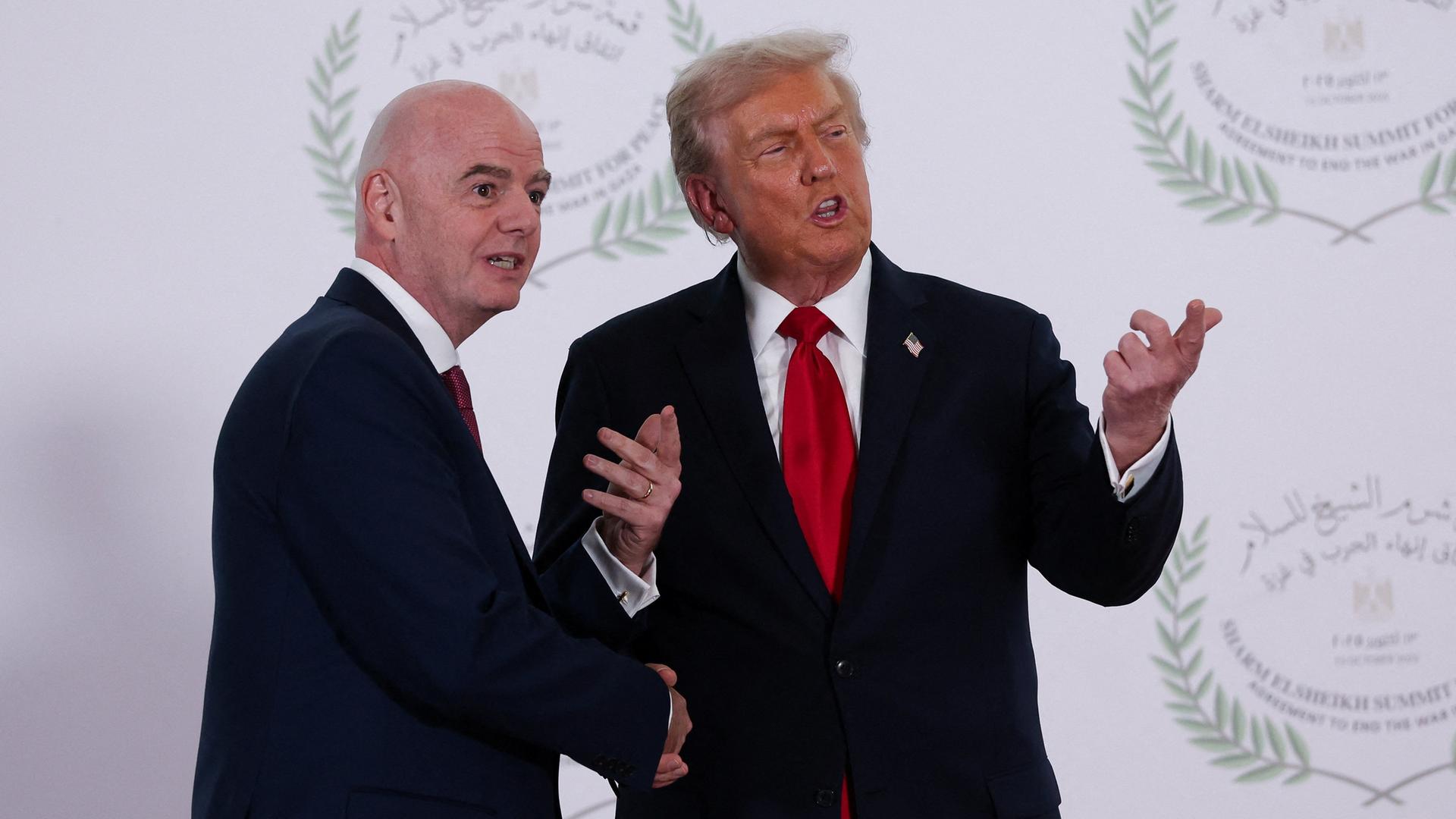 US-Präsident Donald Trump (r) und FIFA-Präsident Gianni Infantino posieren für ein Foto beim "Gipfel für den Frieden". US-Präsident Donald Trump (r) und FIFA-Präsident Gianni Infantino posieren für ein Foto beim "Gipfel für den Frieden".