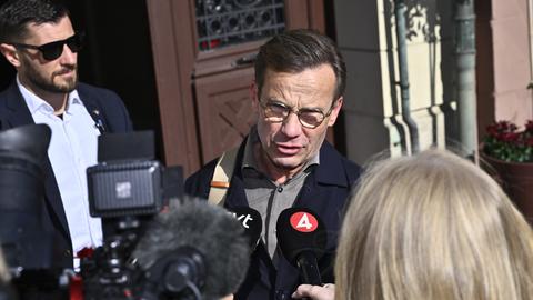 Der schwedische Ministerpräsident Ulf Kristersson (Moderate Sammlungspartei) verlässt am Tag nach der äußerst knappen Parlamentswahl in Schweden den Amtssitz, das Sager-Haus, in Stockholm.