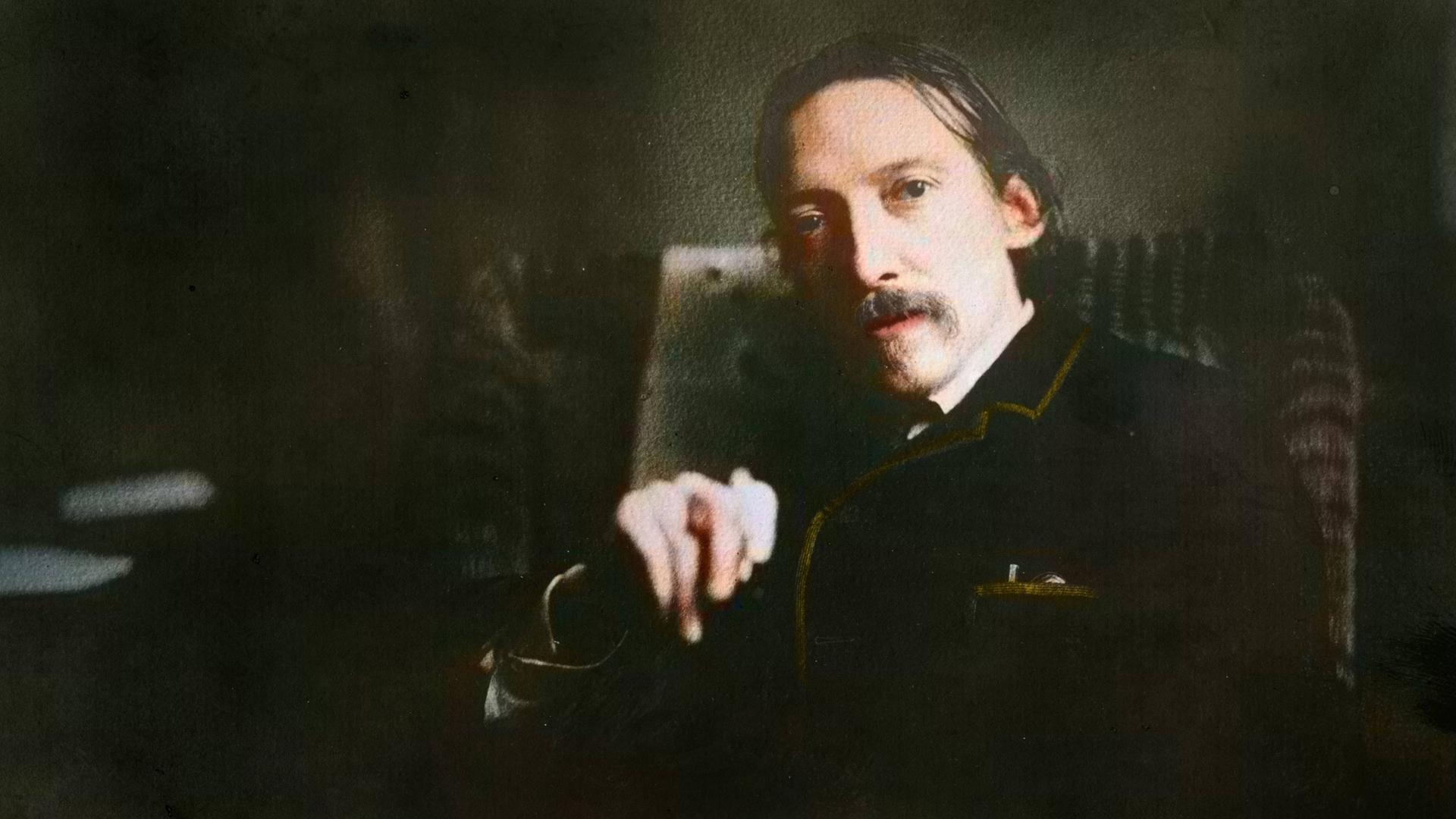 Ein Mann mittleren Alters mit Schnurrbart und Zigarette in der Hand blickt direkt in die Kamera.