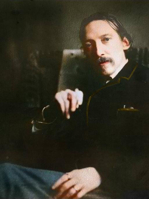 Ein Mann mittleren Alters mit Schnurrbart und Zigarette in der Hand blickt direkt in die Kamera. Ein Mann mittleren Alters mit Schnurrbart und Zigarette in der Hand blickt direkt in die Kamera.