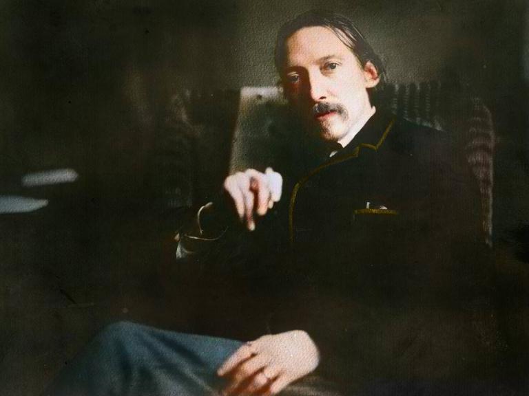 Ein Mann mittleren Alters mit Schnurrbart und Zigarette in der Hand blickt direkt in die Kamera. Ein Mann mittleren Alters mit Schnurrbart und Zigarette in der Hand blickt direkt in die Kamera.