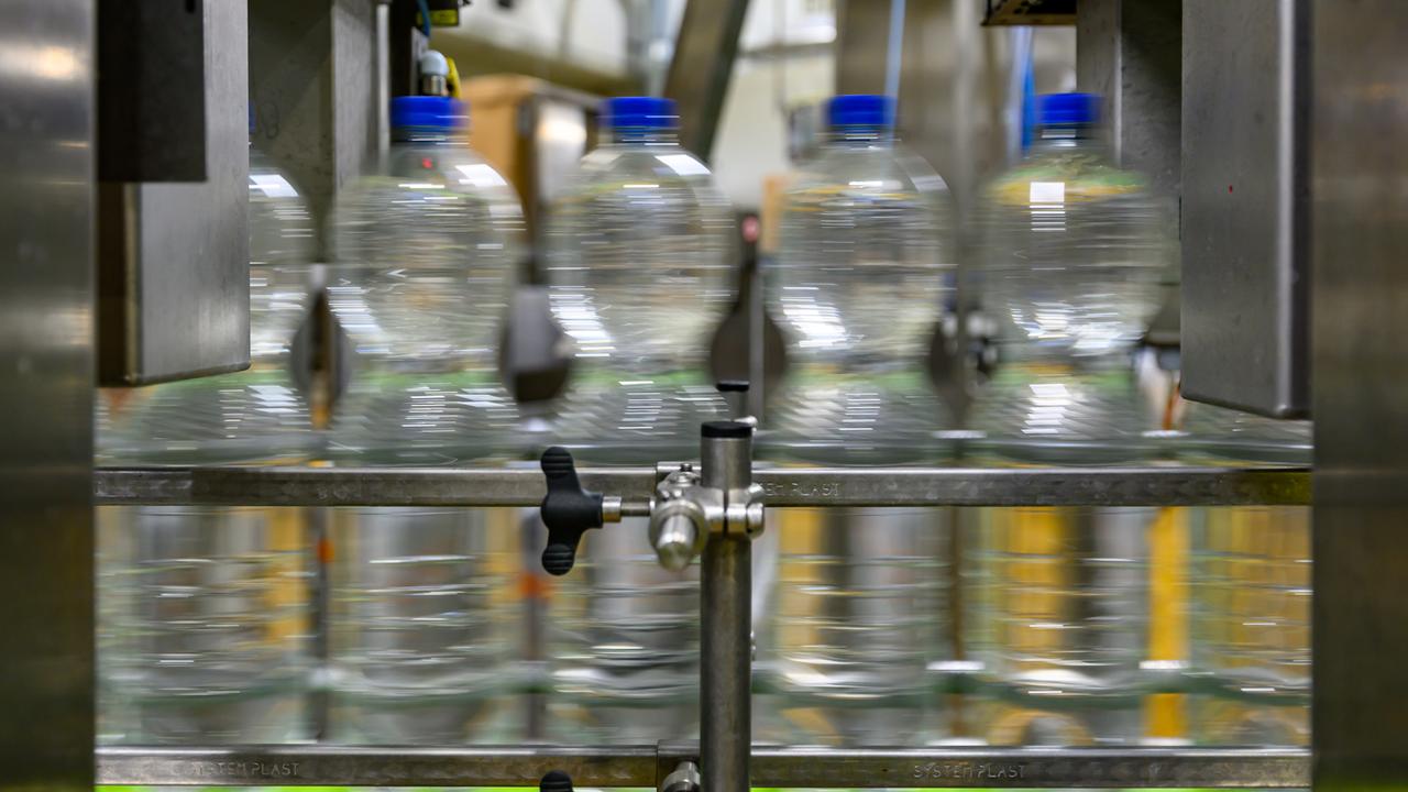 Plastikflaschen in einer Fabrik.