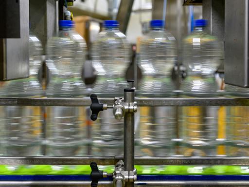 Plastikflaschen in einer Fabrik.