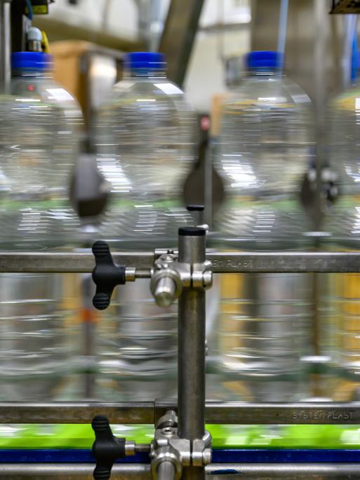 Plastikflaschen in einer Fabrik.