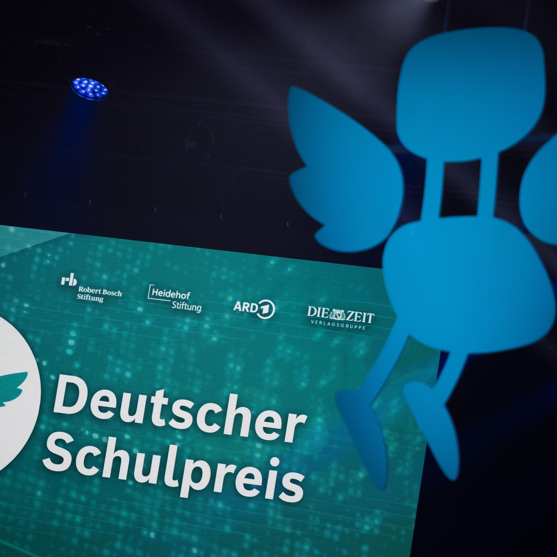 Das Logo und der Schriftzug des Deutschen Schulpreises sind während der Verleihung des Deutschen Schulpreises 2024 im Tempodrom zu sehen.