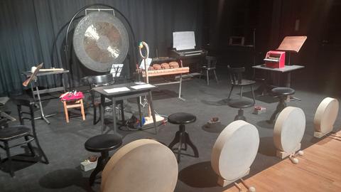 Ein Tamtam, Rahmentrommeln, ein Toypiano und allerlei Zubehör auf der Bühne im Theater am Marienplatz Ein Tamtam, Rahmentrommeln, ein Toypiano und allerlei Zubehör auf der Bühne im Theater am Marienplatz
