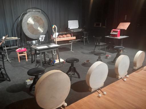 Ein Tamtam, Rahmentrommeln, ein Toypiano und allerlei Zubehör auf der Bühne im Theater am Marienplatz