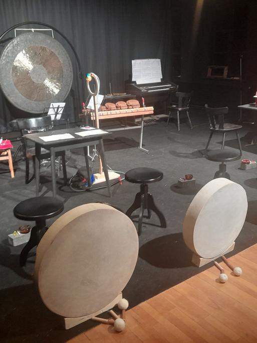 Ein Tamtam, Rahmentrommeln, ein Toypiano und allerlei Zubehör auf der Bühne im Theater am Marienplatz Ein Tamtam, Rahmentrommeln, ein Toypiano und allerlei Zubehör auf der Bühne im Theater am Marienplatz