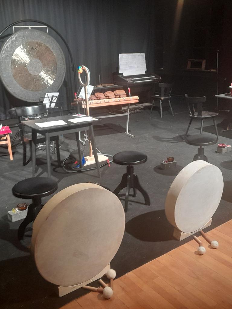 Ein Tamtam, Rahmentrommeln, ein Toypiano und allerlei Zubehör auf der Bühne im Theater am Marienplatz