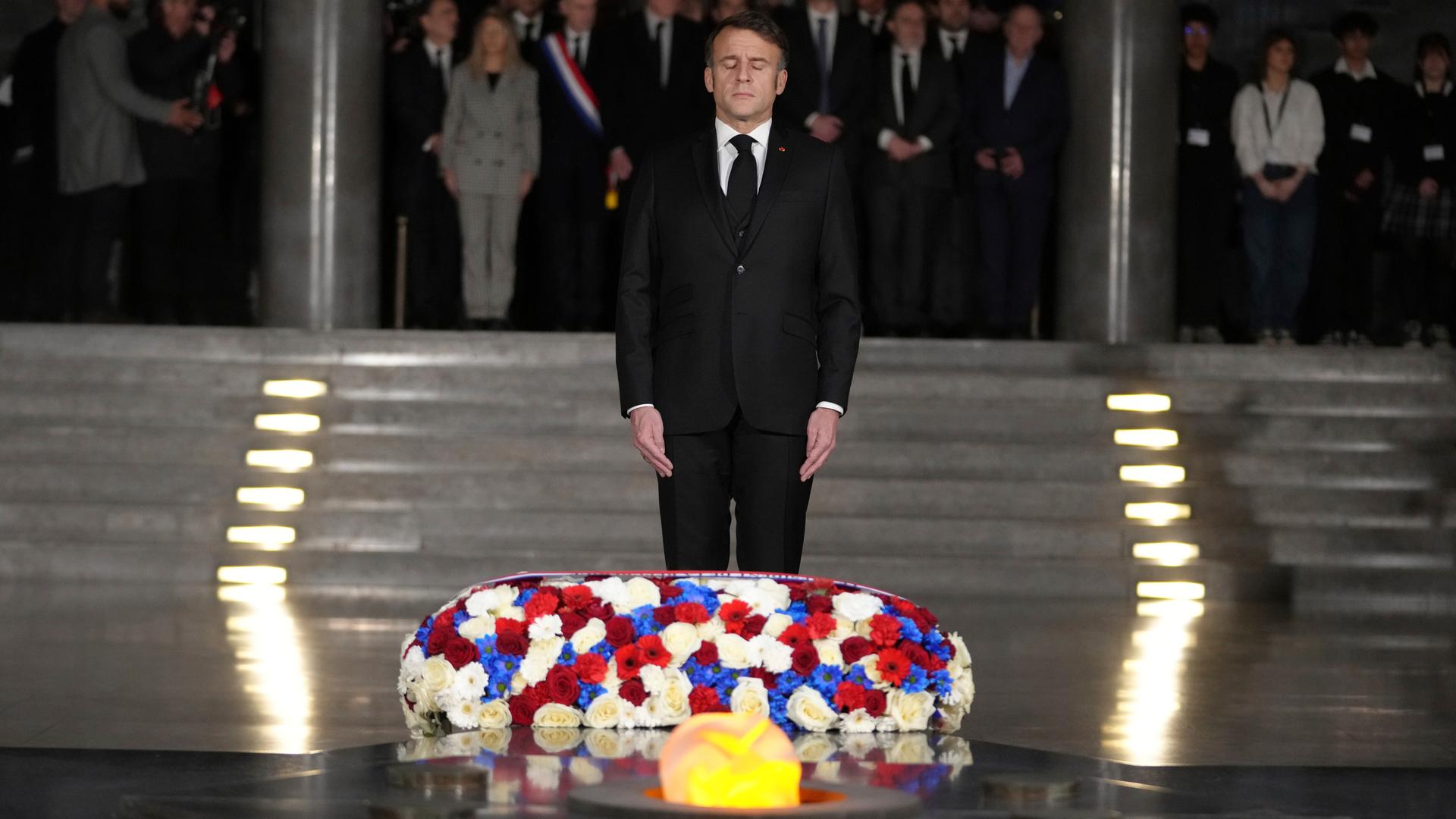 Der französische Präsident Emmanuel Macron schließt die Augen, nachdem er am Pariser Holocaust-Mahnmal zum 80. Gedenktag einen Kranz niedergelegt hat. Der französische Präsident Emmanuel Macron schließt die Augen, nachdem er am Pariser Holocaust-Mahnmal zum 80. Gedenktag einen Kranz niedergelegt hat.