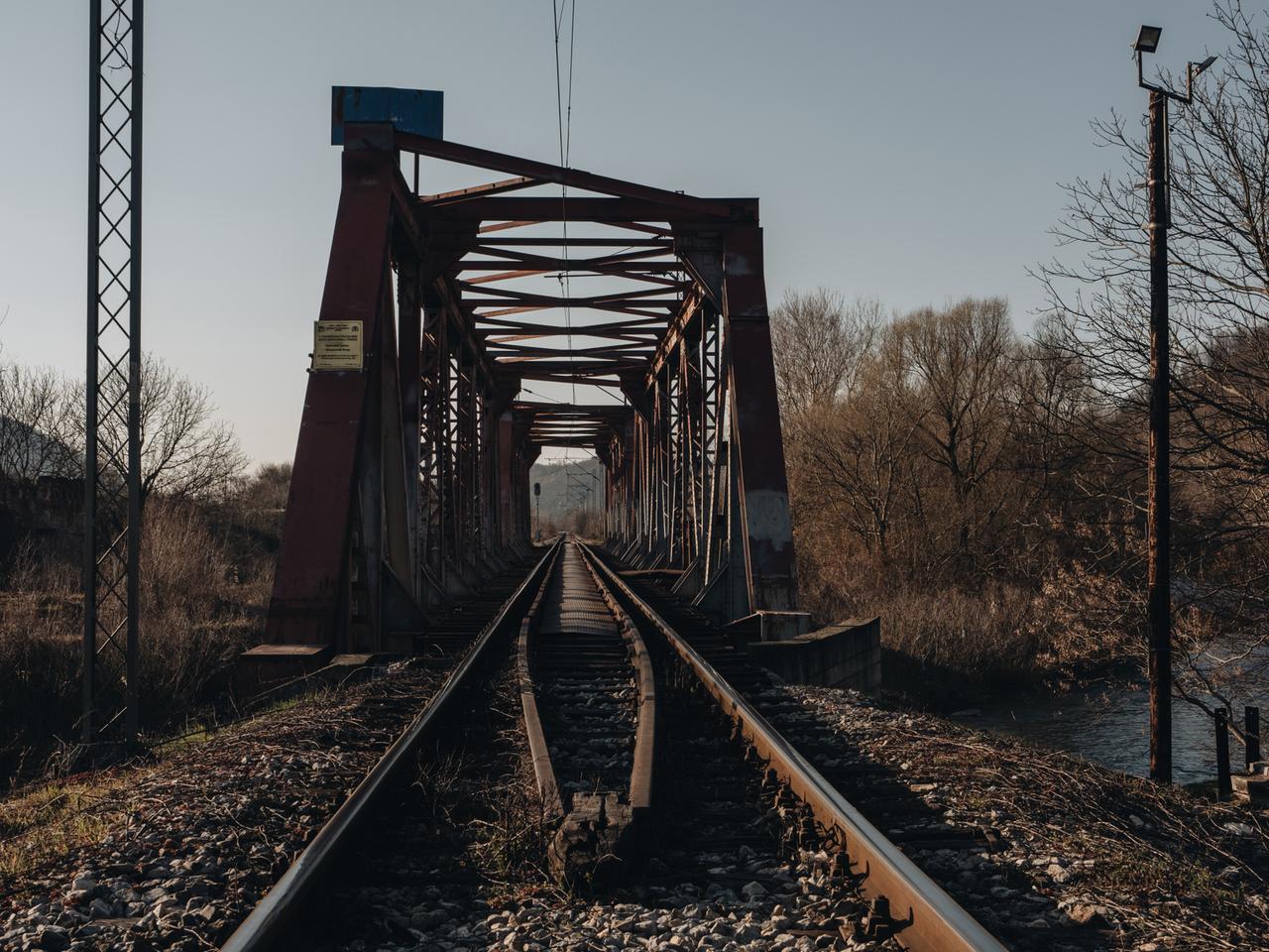 Blick auf eine Eisenbahnbrücke Blick auf eine Eisenbahnbrücke