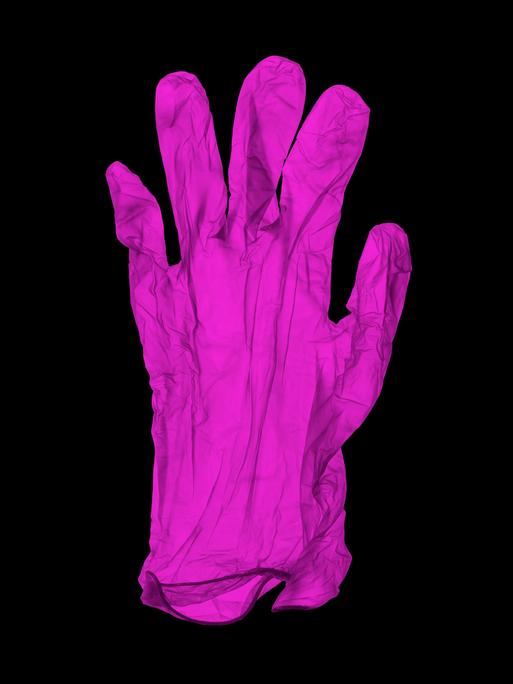 Ein Paar pinke Gumminhandschuhe auf schwarzem Grund