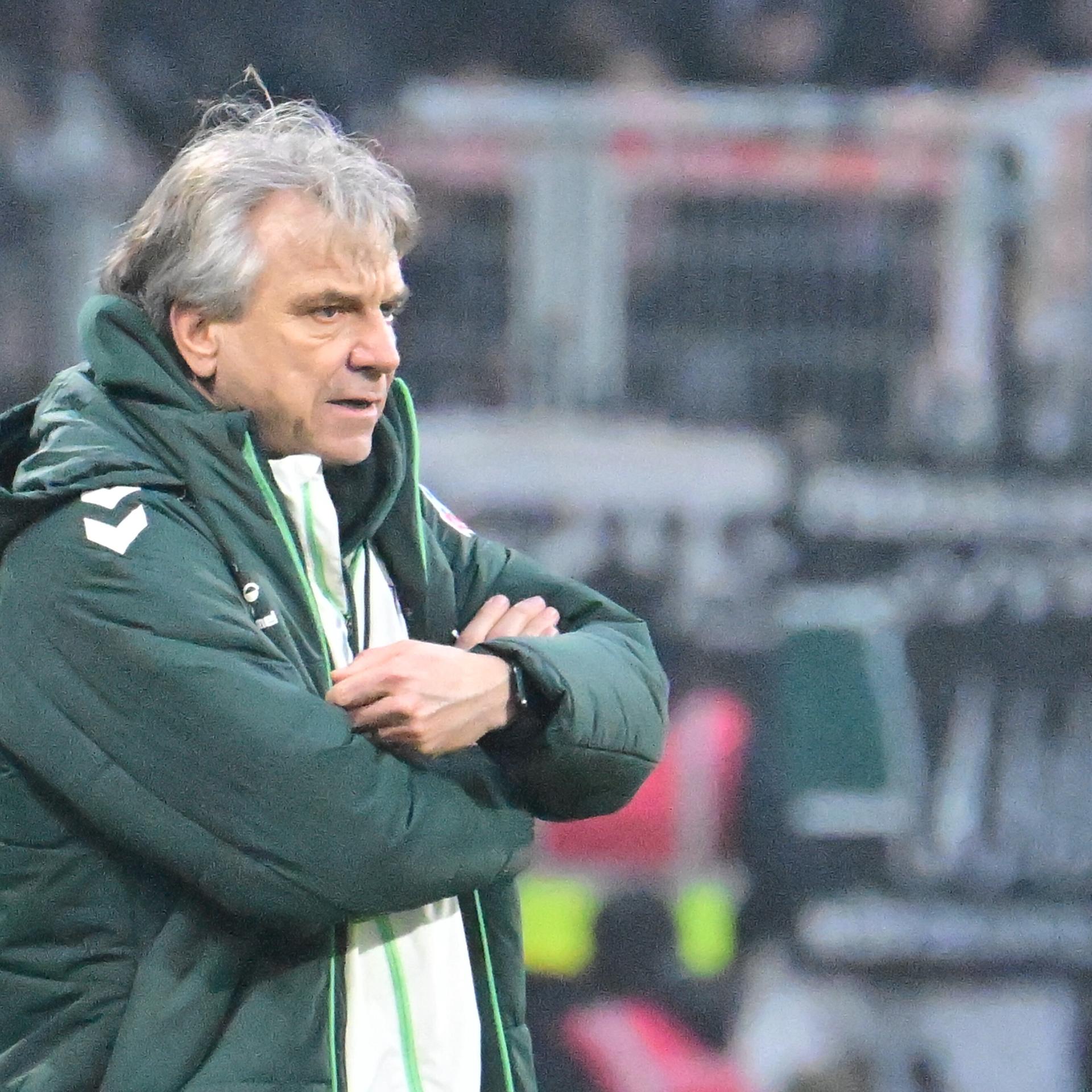Horst Steffen steht in Jacke am Spielfeldrand.
