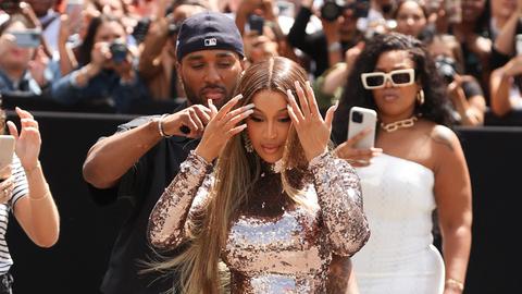 Cardi B tritt bei der Pariser Fashion Week auf. Im Hintergrund wird sie von mehreren Menschen mit der Handykamera abgelichtet. 